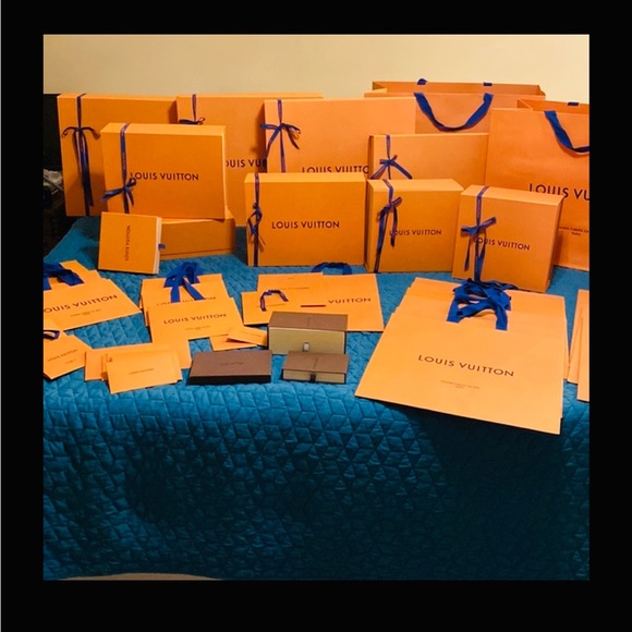 LOUIS VUITTON - BUNDLE OF 62 - Picture 3 of 4